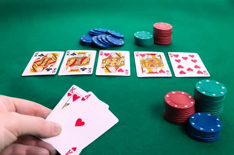 Studio live dealer Evolution Gaming dengan dealer profesional dan kamera multi-sudut